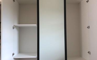 Schlafzimmerschrank mit Griffmulden aus Alu in Matt Schwarz.jpg